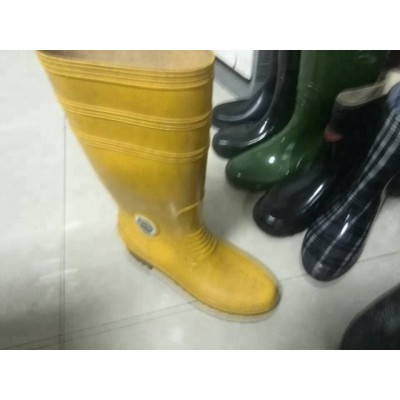 Horizontal automatic rain boot jinection machine